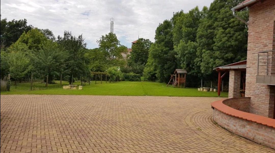 Niki Apartman Гюла Екстериор снимка